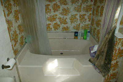[Wider view of the tub]