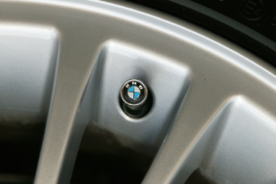 [BMW-logo valve stem caps]