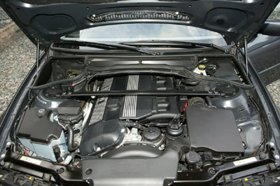 [Engine compartment with strut brace]